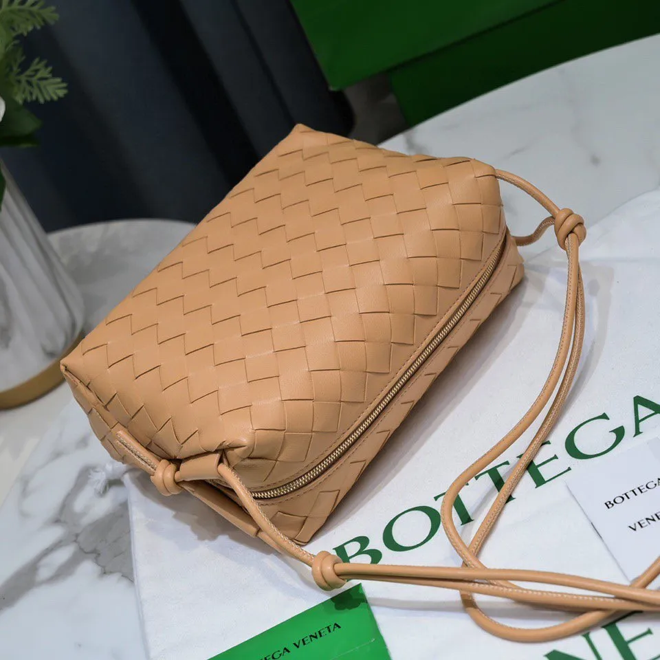 Batch 1260 B's new large Loop camera bag is here🔥Classic woven logo✅ The bag body is made of selected original sheepskin. The texture is soft and waxy. The simple square body is classic and versatile. The interior design is very practical. It has a lot of space and has an adjustable iconic leather drawstring. It can be said to be both elegant and practical. The design is very simple and elegant, with a kind of literary retro style. Size 22x15x8, model: 6684#